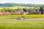 Un agriculteur traite ses champs avec des produits chimiques en Eure-et-Loire