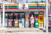Homme retirant de l'argent à un 7 Eleven