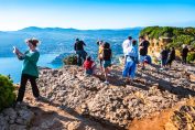 des touristes prennent des photos de la Mer méditerranée.