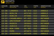 tableau lumineux d’aéroport avec vols annulés ou retardés
