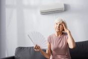 femme âgée et climatiseur