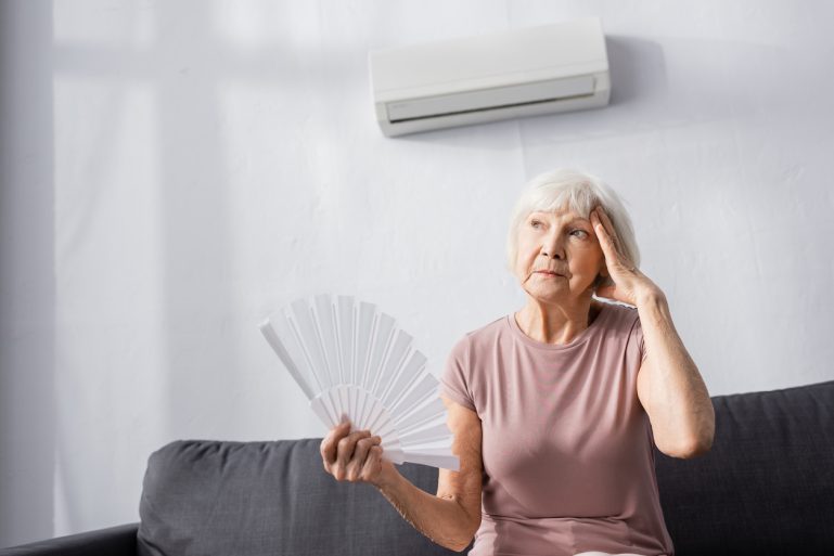 femme âgée et climatiseur