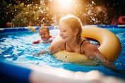 deux fillettes dans une piscine hors-sol