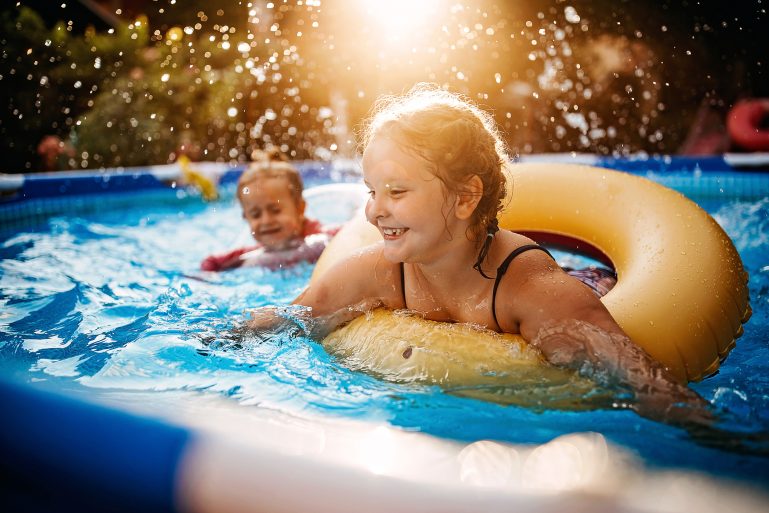 deux fillettes dans une piscine hors-sol
