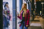 Jeune femme devant une vitrine éclairée