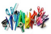 Des crayons, ciseaux, gommes... sur un fond blanc