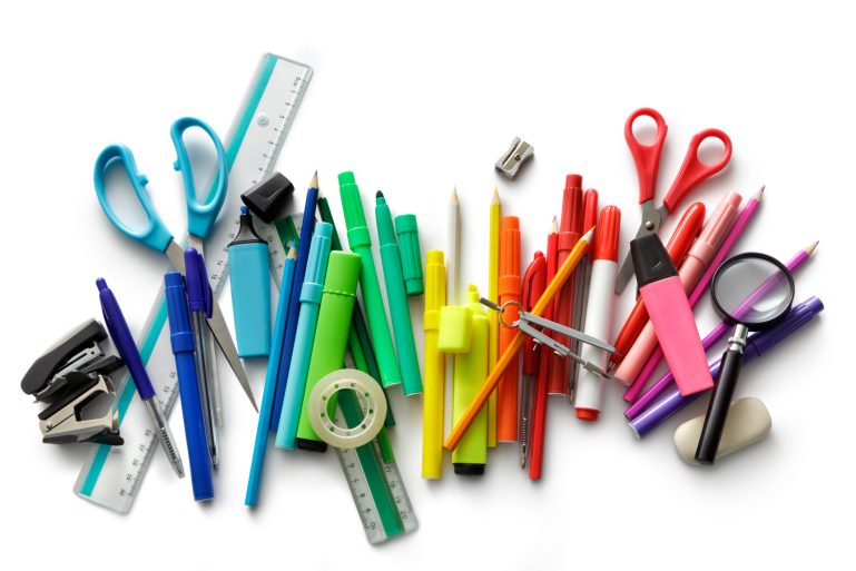 Des crayons, ciseaux, gommes... sur un fond blanc