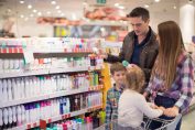 famille achetant des cosmétiques