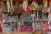 Saucissons secs de toutes sortes sur un marché