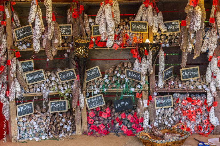 Saucissons secs de toutes sortes sur un marché
