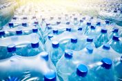 Packs de bouteilles d'eau sous plastique