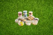 houmous, tarama et tzatziki sur fond de pelouse