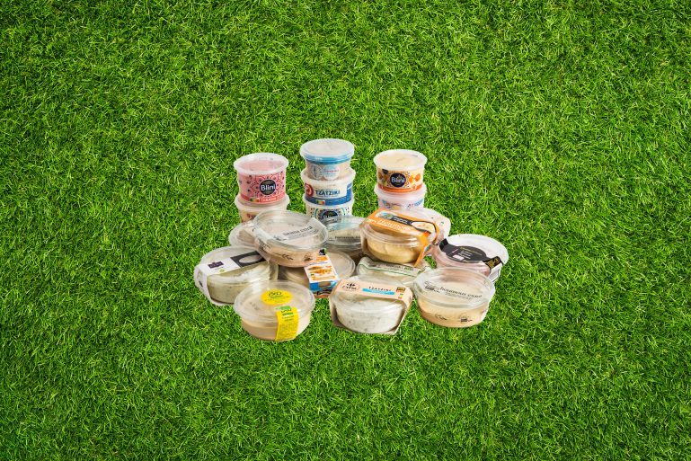 houmous, tarama et tzatziki sur fond de pelouse
