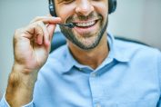 Homme souriant, avec casque, parlant dans un micro