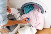 mettre une capsule de lessive dans le lave-linge