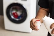 verser de la liquide lessive dans la machine à laver