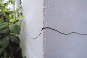 mur fissuré d’une maison