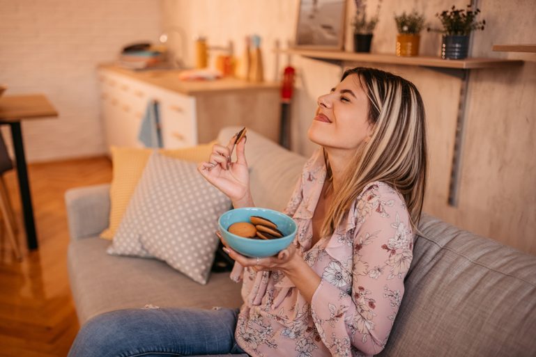 femme dégustant des gâteaux secs