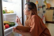Jeune femme devant son frigo