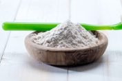 Bicarbonate de soude et brosse à dents