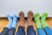 en chaussettes bien chaudes devant le radiateur