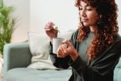 des gouttes de CBD dans une tisane