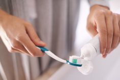 mettre du dentifrice sur une brosse à dents