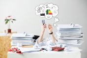 consommateur perdu dans les dossiers de rénovation énergétique