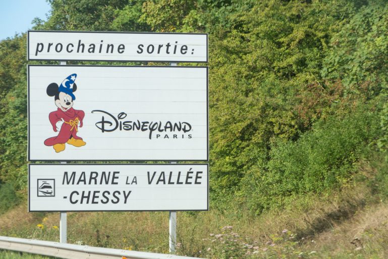 Panneau routier Disneyland Paris