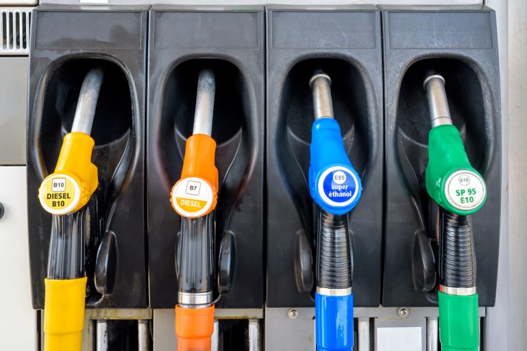 superéthanol, gazole et super dans une station-service