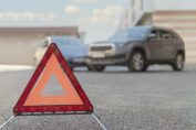 accident automobile et triangle rouge