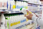 choix d’une bouteille de lait en supermarché
