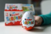 un œuf en chocolat Kinder surprise