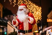 un père Noël avec un smartphone