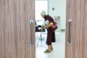 La résidente d'un Ehpad dans une salle commune