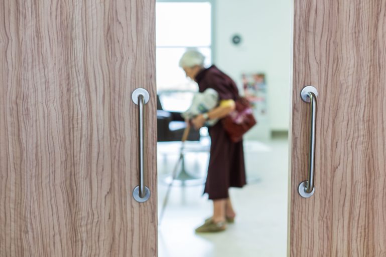 La résidente d'un Ehpad dans une salle commune