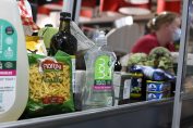produits sur un tapis de caisse