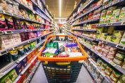 chariot de courses dans un rayon de supermarché