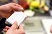 Examen d'un ticket de caisse par un client