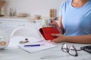 Une consommatrice en train d'optimiser son budget abonnements