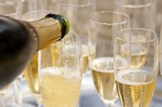 Des coupes de champagne en train d'être remplies