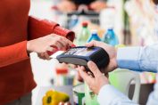 paiement à la caisse d’un magasin
