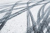 Traces de pneus dans la neige