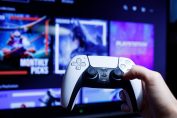 Manette de PS5 devant un écran