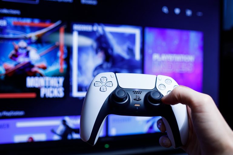 Manette de PS5 devant un écran