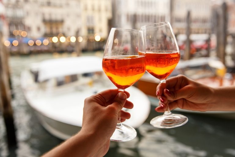Deux verres de vin orange