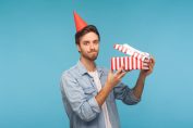 Un homme déçu par le cadeau qu'il a reçu