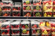 Des salades de fruits emballées dans des barquettes en plastique