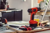 Des outils sur un plan de travail