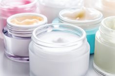 Des pots de crème pour le visage ouverts